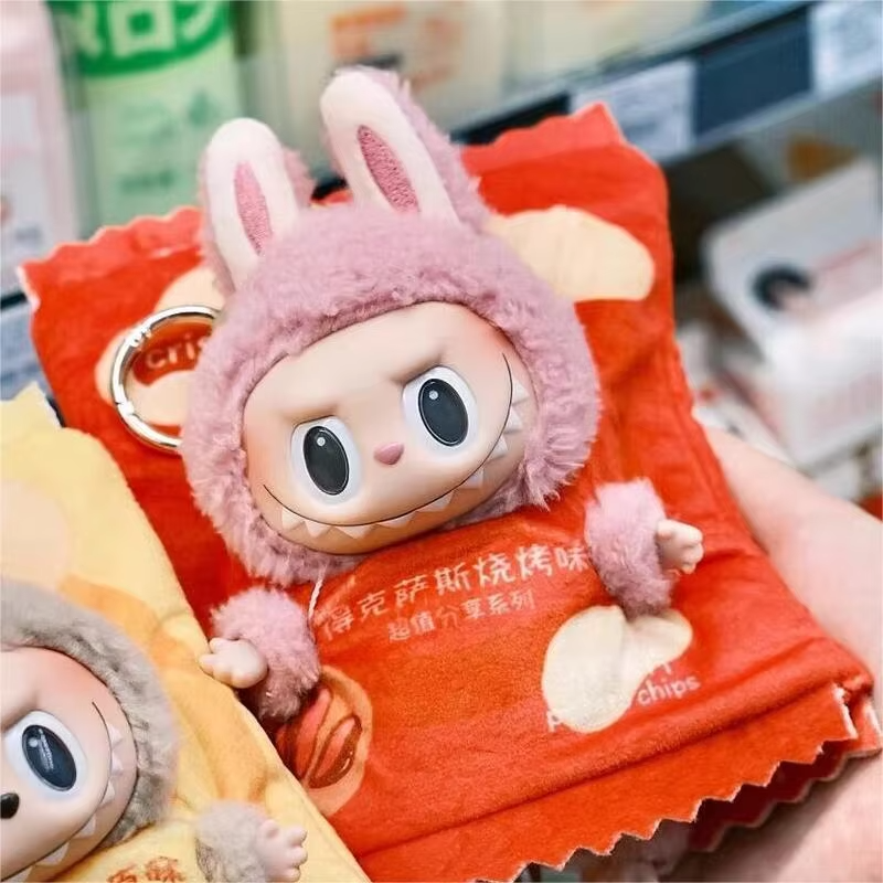 Don’t miss the Labubu Cartoon Delight, a 17 cm plush in the must-have configuration: Potato Chip Packaging, fully accessorized and ready for its close-up