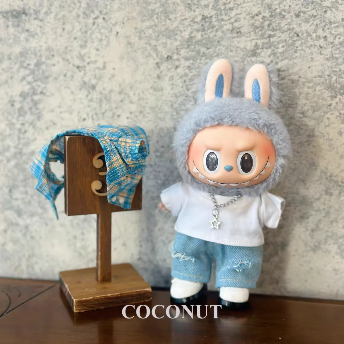 The Summer Shirt by Labubu and Ripped Jeans, a chic summertime duo for 17cm vinyl dolls, has effortless cool written all over it - Image 3