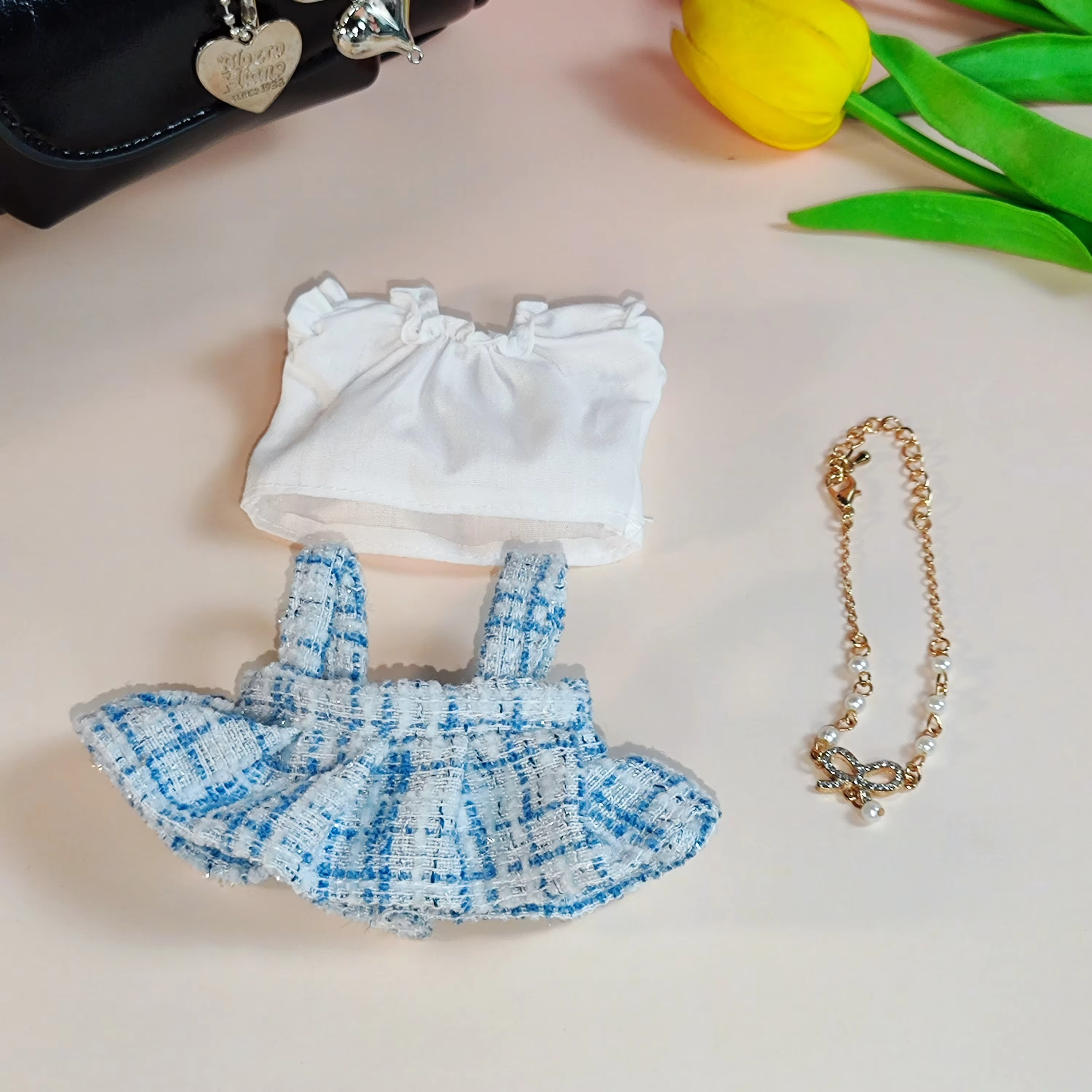 Shimmering with micro-glance gold trims, the Gen 1&2 Blind Box Labubu vinyl keychain packs runway punch into pocket-sized magic - Image 3