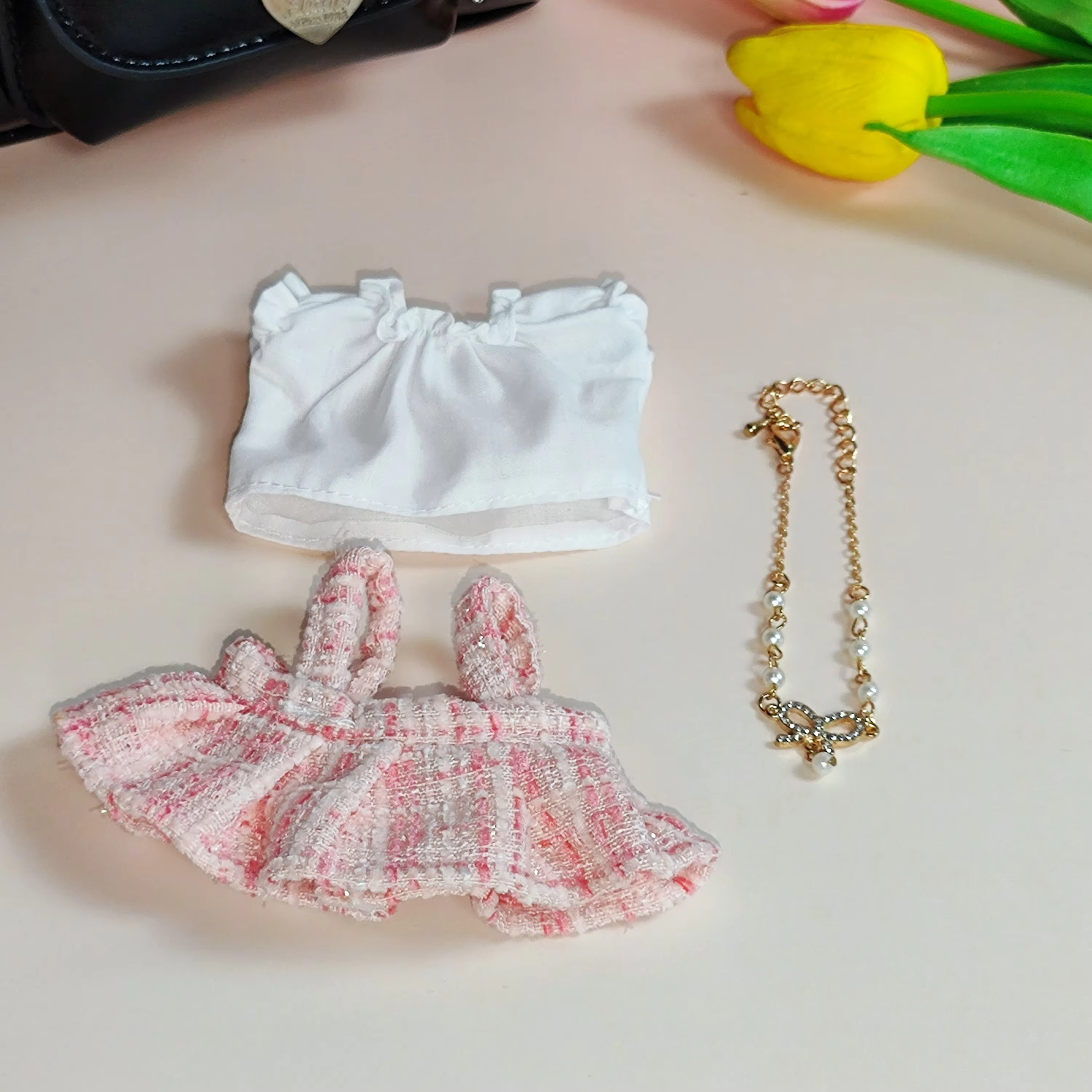 Shimmering with micro-glance gold trims, the Gen 1&2 Blind Box Labubu vinyl keychain packs runway punch into pocket-sized magic - Image 5