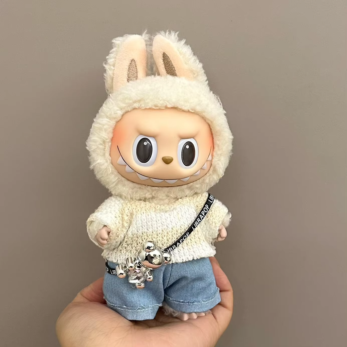 This 17cm Labubu doll comes with a full set, this includes a luxurious custom white sweater doll Labubu sweater and fine Labubu accessories