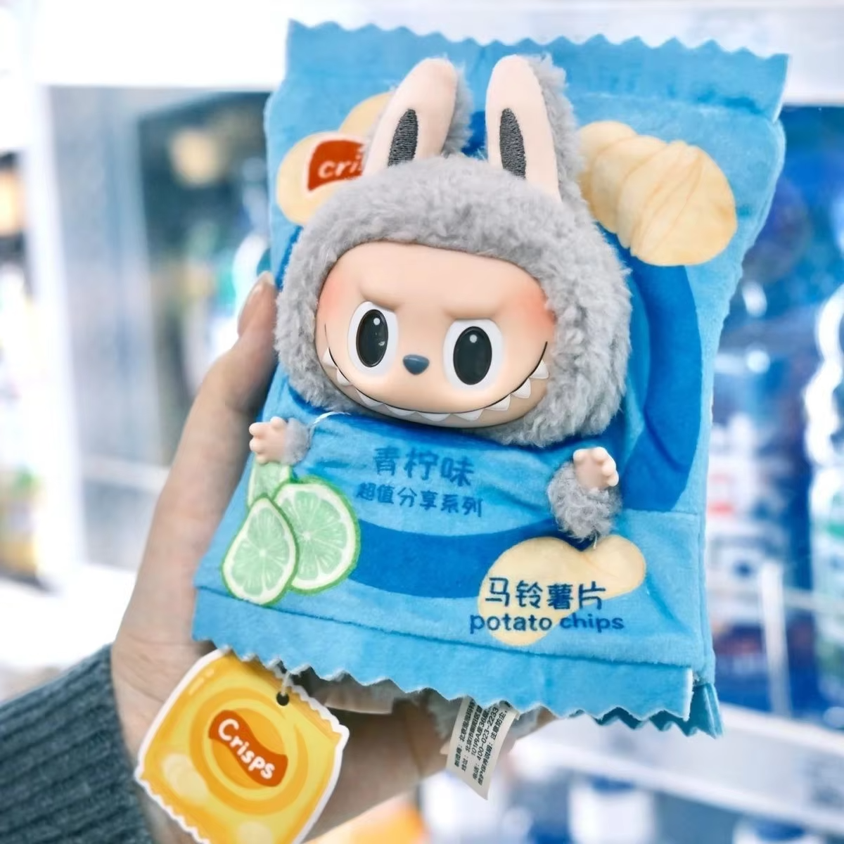 Don’t miss the Labubu Cartoon Delight, a 17 cm plush in the must-have configuration: Potato Chip Packaging, fully accessorized and ready for its close-up - Image 4