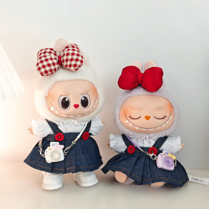 Enhance your Labubu collection with this delightful 15-17cm denim strap skirt. Its universal fit makes it a stylish addition to the doll's collection as well as elegant and luxurious ensembles